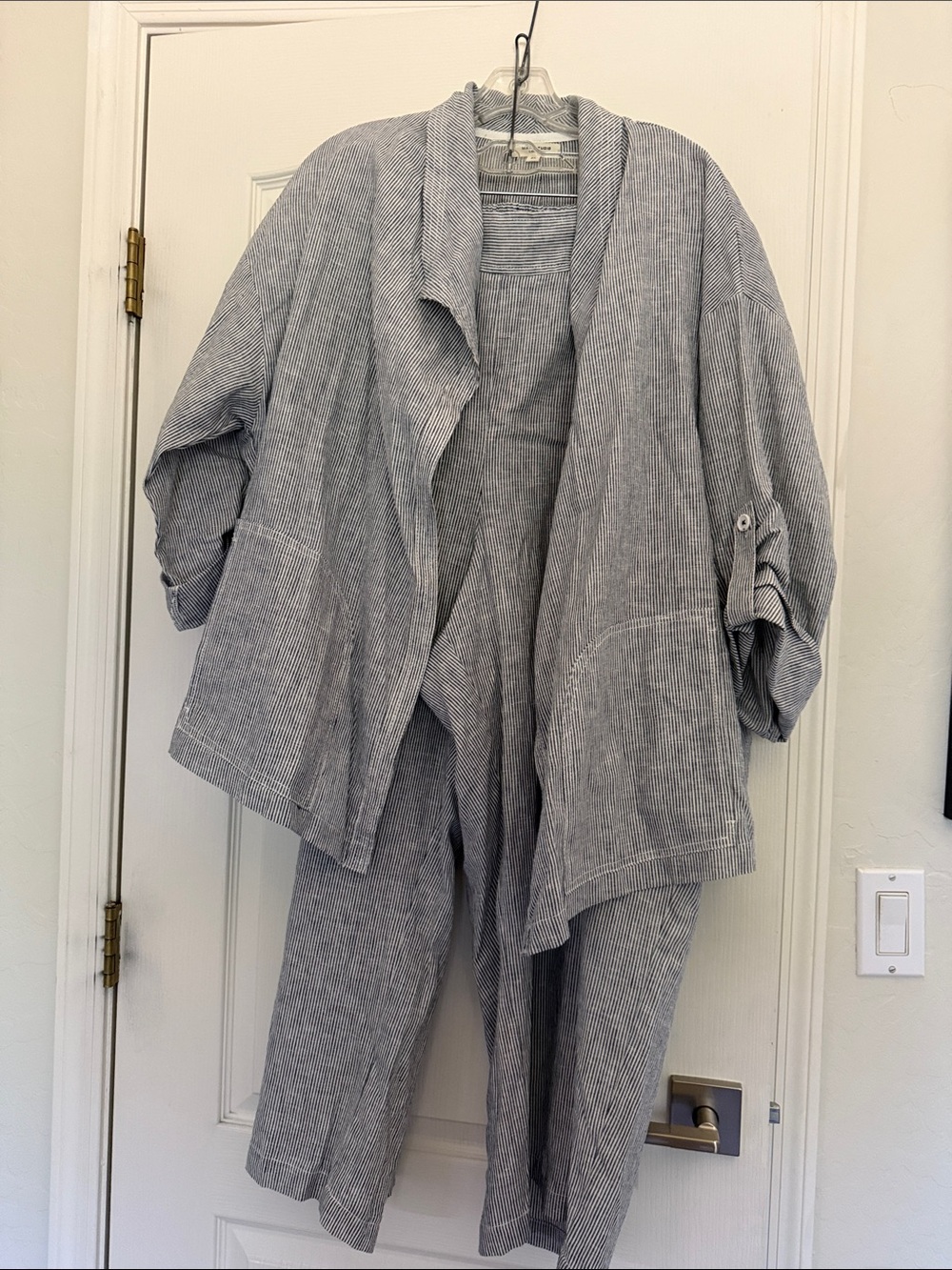 Max Studio Lt Gray Striped Jacket sz 2x with wide leg slip on pant size 3x